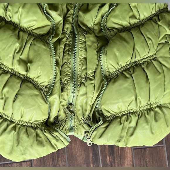 Like new Women Puff Vest - Picture 6 of 10